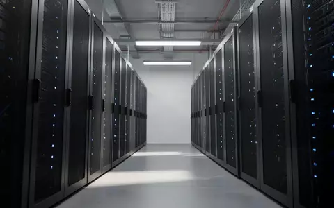 Ein minimalistischer, moderner Serverraum mit matten Serverschränken und dezenten blauen Status-LEDs. - Foto: über boerse-global.de