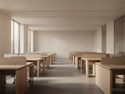 Ein minimalistisches, leeres BĂĽro mit modernen Schreibtischen und natĂĽrlichem Lichteinfall. - Foto: ĂĽber boerse-global.de