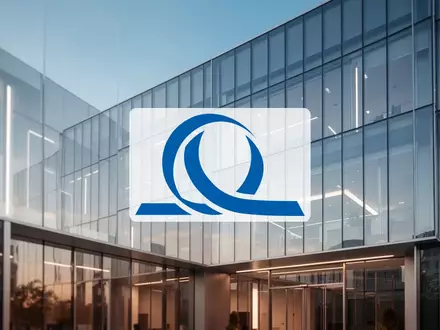 Moderne Glasfassade eines Bürogebäudes mit Spiegelungen, die Vertrauen und Immobilienwachstum symbolisiert. - Foto: über boerse-global.de