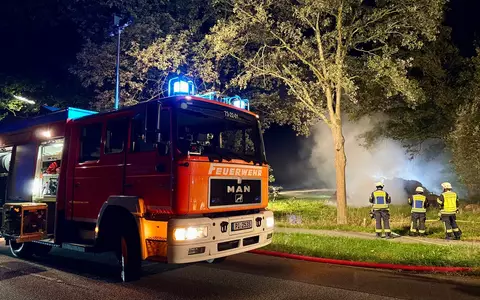 FW-PI: 20 Rundballen brennen zwischen Bönningstedt und Hasloh - Foto: presseportal.de