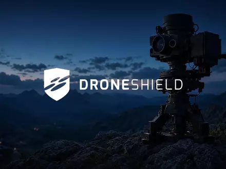 Hochmoderne Überwachungstechnologie und Sensoreinheiten in einer Berglandschaft während der Dämmerung. - Foto: über boerse-global.de