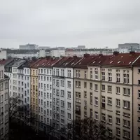 Dichte Wohnbebauung in einem Berliner Stadtviertel unter einem bewölkten Himmel. - Foto: über boerse-global.de