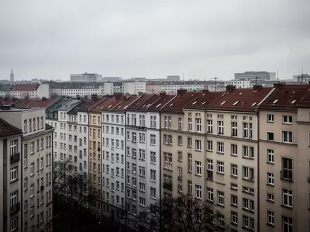 Dichte Wohnbebauung in einem Berliner Stadtviertel unter einem bewölkten Himmel. - Foto: über boerse-global.de