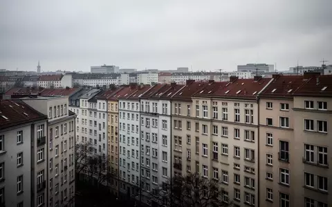 Dichte Wohnbebauung in einem Berliner Stadtviertel unter einem bewölkten Himmel. - Foto: über boerse-global.de
