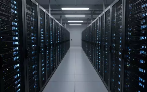 Eine weitläufige Serverraum-Infrastruktur mit blau leuchtenden LED-Statusanzeigen in einer industriellen Umgebung. - Foto: über boerse-global.de