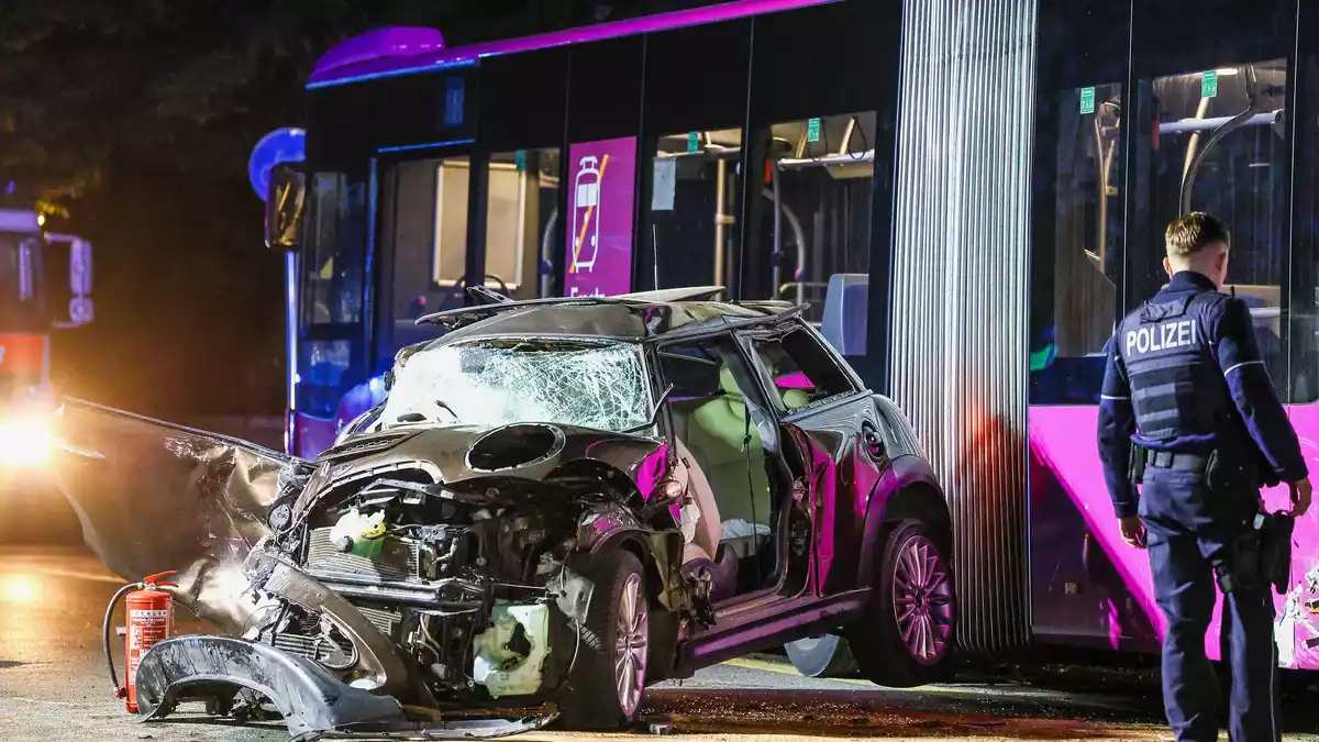 Vier Menschen waren bei dem Unfall in der Nacht schwer verletzt worden.  - Bild: Alex Talash/dpa