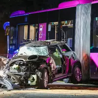 Vier Menschen waren bei dem Unfall in der Nacht schwer verletzt worden.  - Foto: Alex Talash/dpa