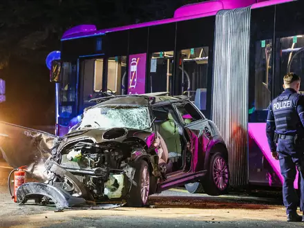 Vier Menschen waren bei dem Unfall in der Nacht schwer verletzt worden.  - Foto: Alex Talash/dpa