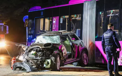 Vier Menschen waren bei dem Unfall in der Nacht schwer verletzt worden.  - Foto: Alex Talash/dpa