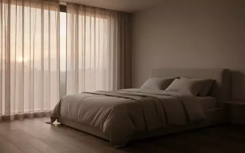 Ein minimalistisch eingerichtetes Schlafzimmer in den frühen Morgenstunden mit sanftem, einfallendem Tageslicht. - Foto: über boerse-global.de