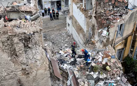 Vier Menschen werden nach der Explosion weiterhin vermisst. - Foto: Yorgos Karahalis/AP/dpa