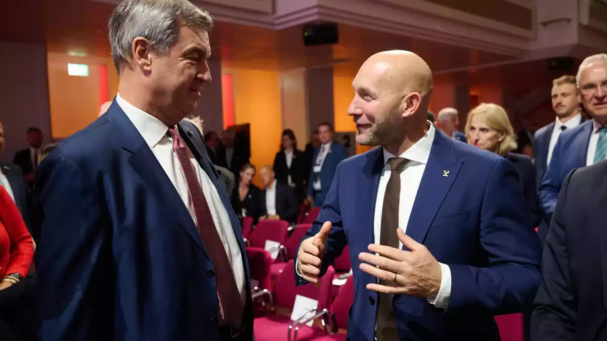 Sport-Staatsminister Ronald Rauhe (r) sprach vor Beginn der Wahl-Versammlung mit dem bayerischen Ministerpräsidenten Markus Söder (CSU). - Bild: Marijan Murat/dpa