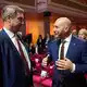 Sport-Staatsminister Ronald Rauhe (r) sprach vor Beginn der Wahl-Versammlung mit dem bayerischen Ministerpräsidenten Markus Söder (CSU). - Bild: Marijan Murat/dpa