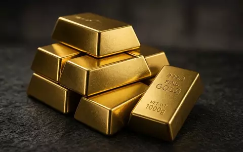 Mehrere Goldbarren auf einem dunklen Untergrund mit sanfter Beleuchtung. - Foto: über boerse-global.de