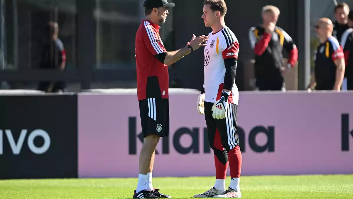 Kurzes Gespräch auf dem Trainingsplatz zwischen Chef Klopp und Torwart ter Stegen.  - Bild: Federico Gambarini/dpa
