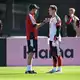 Kurzes Gespräch auf dem Trainingsplatz zwischen Chef Klopp und Torwart ter Stegen.  - Bild: Federico Gambarini/dpa