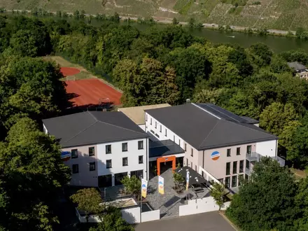 Karl Peter Bruch wird als Präsident der Jugendherbergen wieder gewählt / Hauptversammlung in der Mosel-Jugendherberge / Traben-Trarbach am 26.09.2026 - Foto: presseportal.de