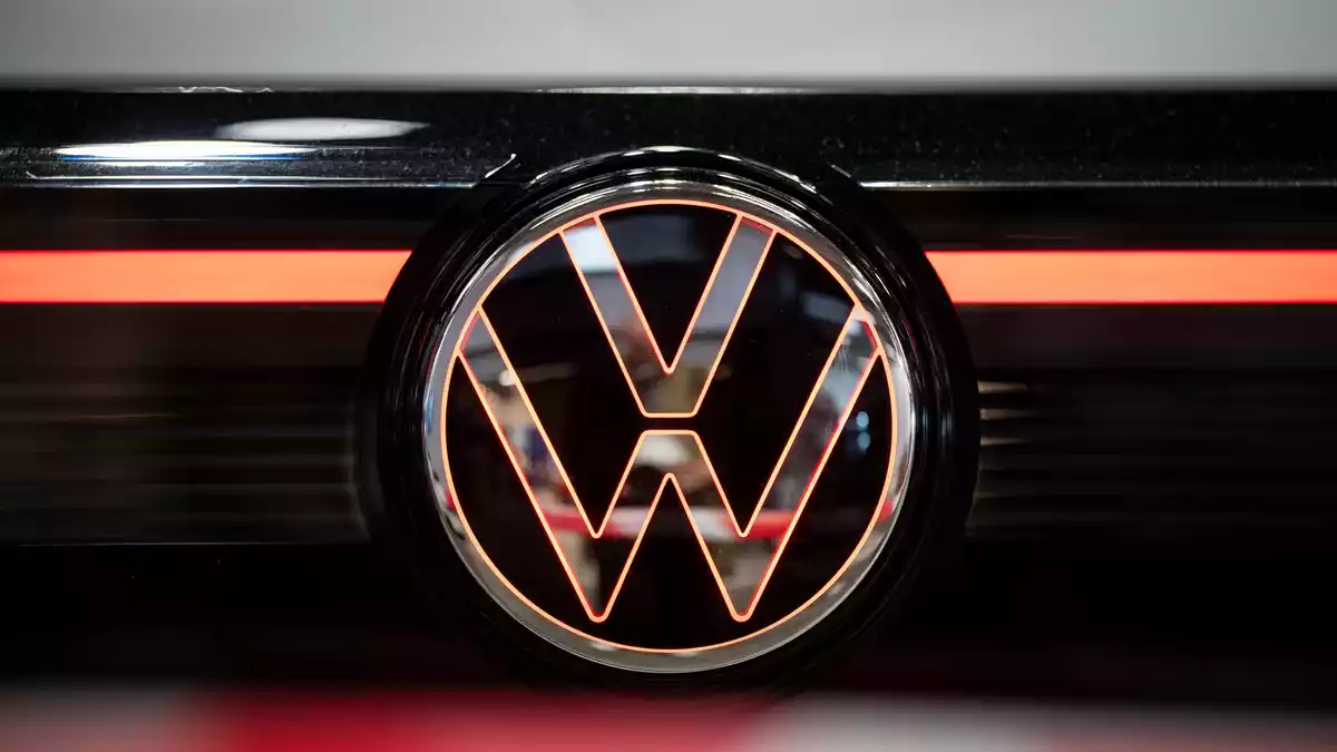 Wegen einer fehlenden Schraube müssen VW-Fahrer für einen vorsorglichen Rückruf möglicherweise zweimal in die Werkstatt. (Symbolbild) - Bild: Hannes P. Albert/dpa
