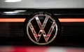 Wegen einer fehlenden Schraube müssen VW-Fahrer für einen vorsorglichen Rückruf möglicherweise zweimal in die Werkstatt. (Symbolbild) - Foto: Hannes P. Albert/dpa