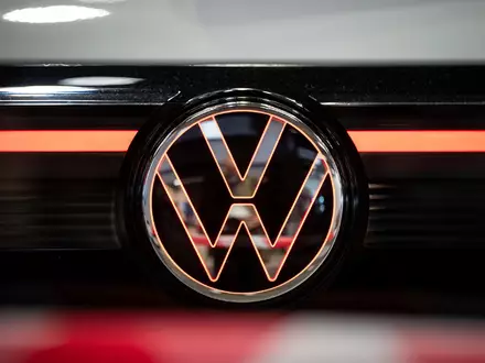 Wegen einer fehlenden Schraube müssen VW-Fahrer für einen vorsorglichen Rückruf möglicherweise zweimal in die Werkstatt. (Symbolbild) - Foto: Hannes P. Albert/dpa