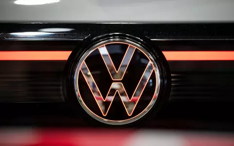 Wegen einer fehlenden Schraube müssen VW-Fahrer für einen vorsorglichen Rückruf möglicherweise zweimal in die Werkstatt. (Symbolbild) - Foto: Hannes P. Albert/dpa