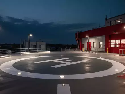 Ein leeres Landedeck auf einem Feuerwehrdach in der Abenddämmerung. - Foto: über boerse-global.de