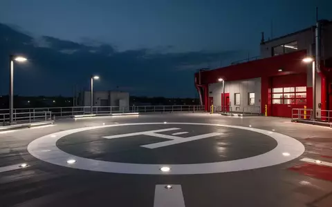 Ein leeres Landedeck auf einem Feuerwehrdach in der Abenddämmerung. - Foto: über boerse-global.de