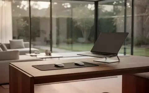 Ein minimalistischer, moderner Arbeitsplatz mit einem leeren Schreibtisch und einem geschlossenen Laptop bei natürlichem Licht. - Foto: über boerse-global.de