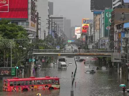 Starkregen hat die thailÀndische Hauptstadt lahmgelegt. - Foto: Sakchai Lalit/AP/dpa
