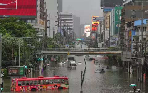Starkregen hat die thailändische Hauptstadt lahmgelegt. - Foto: Sakchai Lalit/AP/dpa