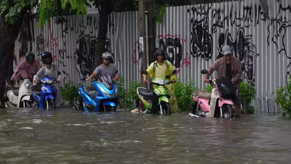Überschwemmungen haben Bangkok weitgehend lahmgelegt. - Bild: Sakchai Lalit/AP/dpa