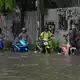 Überschwemmungen haben Bangkok weitgehend lahmgelegt. - Bild: Sakchai Lalit/AP/dpa