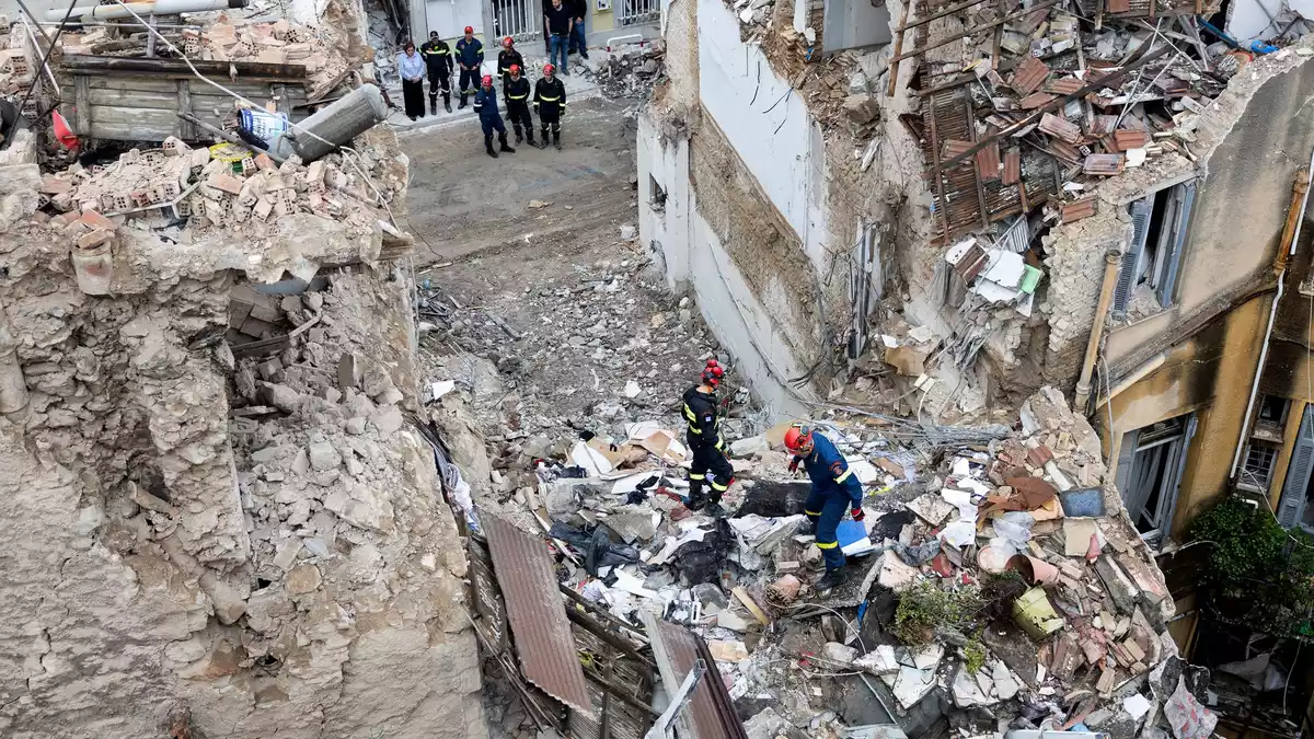 Vier Menschen werden nach der Explosion weiterhin vermisst. - Bild: Yorgos Karahalis/AP/dpa
