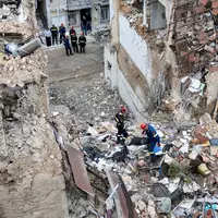 Vier Menschen werden nach der Explosion weiterhin vermisst. - Foto: Yorgos Karahalis/AP/dpa