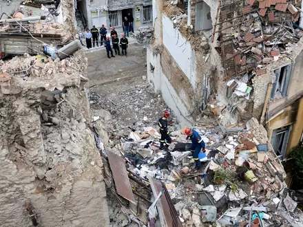 Vier Menschen werden nach der Explosion weiterhin vermisst. - Foto: Yorgos Karahalis/AP/dpa