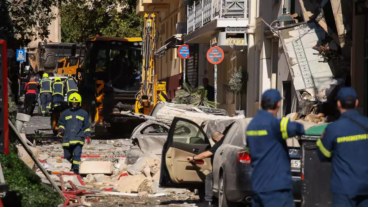 Die Explosion richtete in der Umgebung große Schäden an. - Bild: Socrates Baltagiannis/dpa