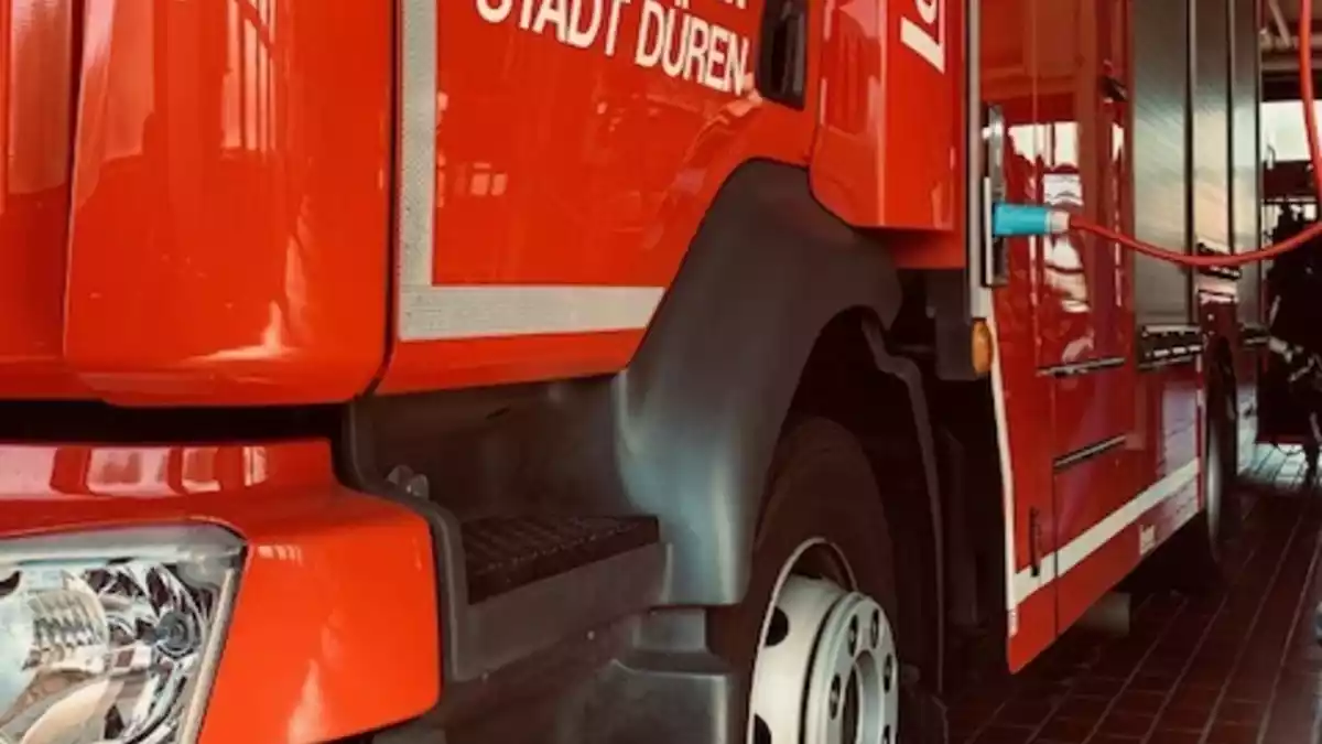 FW Düren: Maschinenbrand in Düren-Niederau: Schnelles Handeln und gute Zusammenarbeit verhindern Brandausbreitung - Bild: presseportal.de