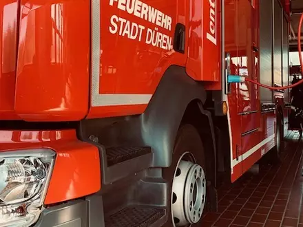 FW Düren: Maschinenbrand in Düren-Niederau: Schnelles Handeln und gute Zusammenarbeit verhindern Brandausbreitung - Foto: presseportal.de
