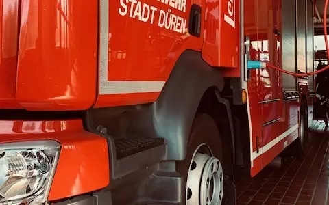 FW Düren: Maschinenbrand in Düren-Niederau: Schnelles Handeln und gute Zusammenarbeit verhindern Brandausbreitung - Foto: presseportal.de