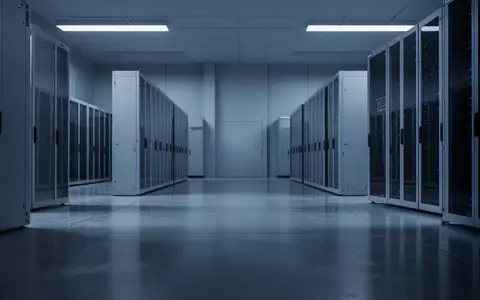 Moderne, minimalistische Innenansicht eines Rechenzentrums mit blauer Beleuchtung und klaren architektonischen Linien. - Foto: über boerse-global.de