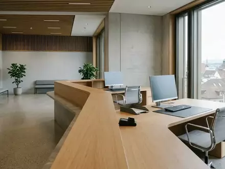 Ein heller, minimalistischer Schalterbereich in einem modernen Zürcher Verwaltungsgebäude ohne Personen. - Foto: über boerse-global.de
