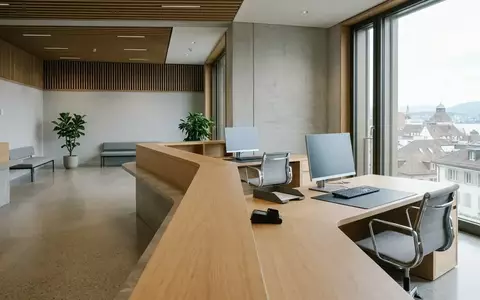 Ein heller, minimalistischer Schalterbereich in einem modernen Zürcher Verwaltungsgebäude ohne Personen. - Foto: über boerse-global.de