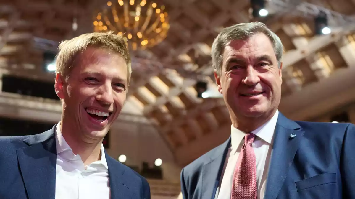 Haben Grund zur Freude: Münchens Oberbürgermeister Dominik Krause (l) und Bayerns Ministerpräsident Markus Söder - Bild: Marijan Murat/dpa