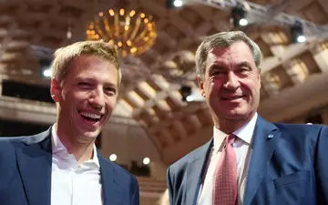 Haben Grund zur Freude: Münchens Oberbürgermeister Dominik Krause (l) und Bayerns Ministerpräsident Markus Söder - Foto: Marijan Murat/dpa