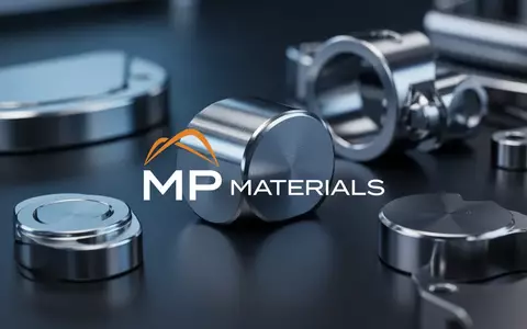 Abstrakte Darstellung von Industriemagneten und metallischen Bauteilen in einer modernen Fertigungsumgebung. - Foto: über boerse-global.de