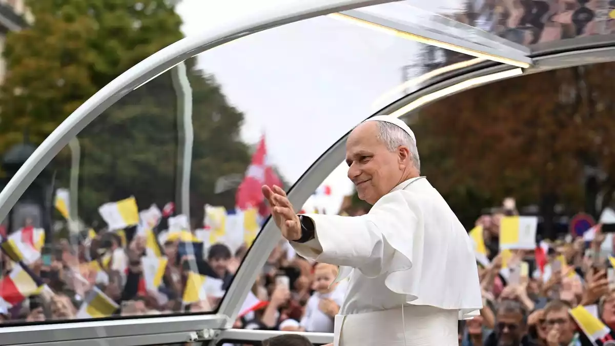 Nach offiziellen Angaben haben sich etwa 600.000 Menschen für den Gottesdienst nahe den Champs-Élysées angemeldet.  - Bild: Emma Da Silva/AP/dpa