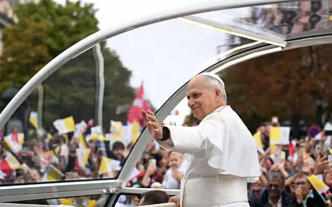 Nach offiziellen Angaben haben sich etwa 600.000 Menschen für den Gottesdienst nahe den Champs-Élysées angemeldet.  - Foto: Emma Da Silva/AP/dpa
