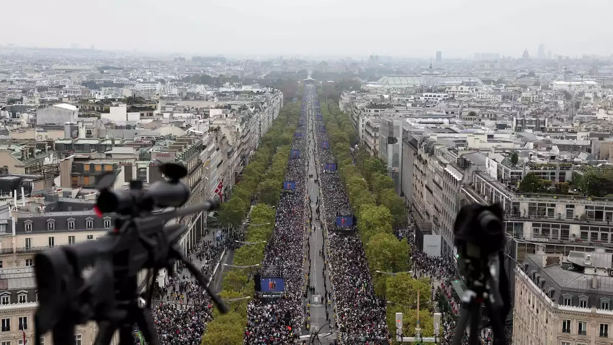 Eine Aufnahme vom Dach des Arc de Triomphe zeigt die großen Menschenmassen, die sich versammelt haben. - Bild: Sameer Al-Doumy/AFP/dpa