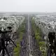 Eine Aufnahme vom Dach des Arc de Triomphe zeigt die großen Menschenmassen, die sich versammelt haben. - Bild: Sameer Al-Doumy/AFP/dpa