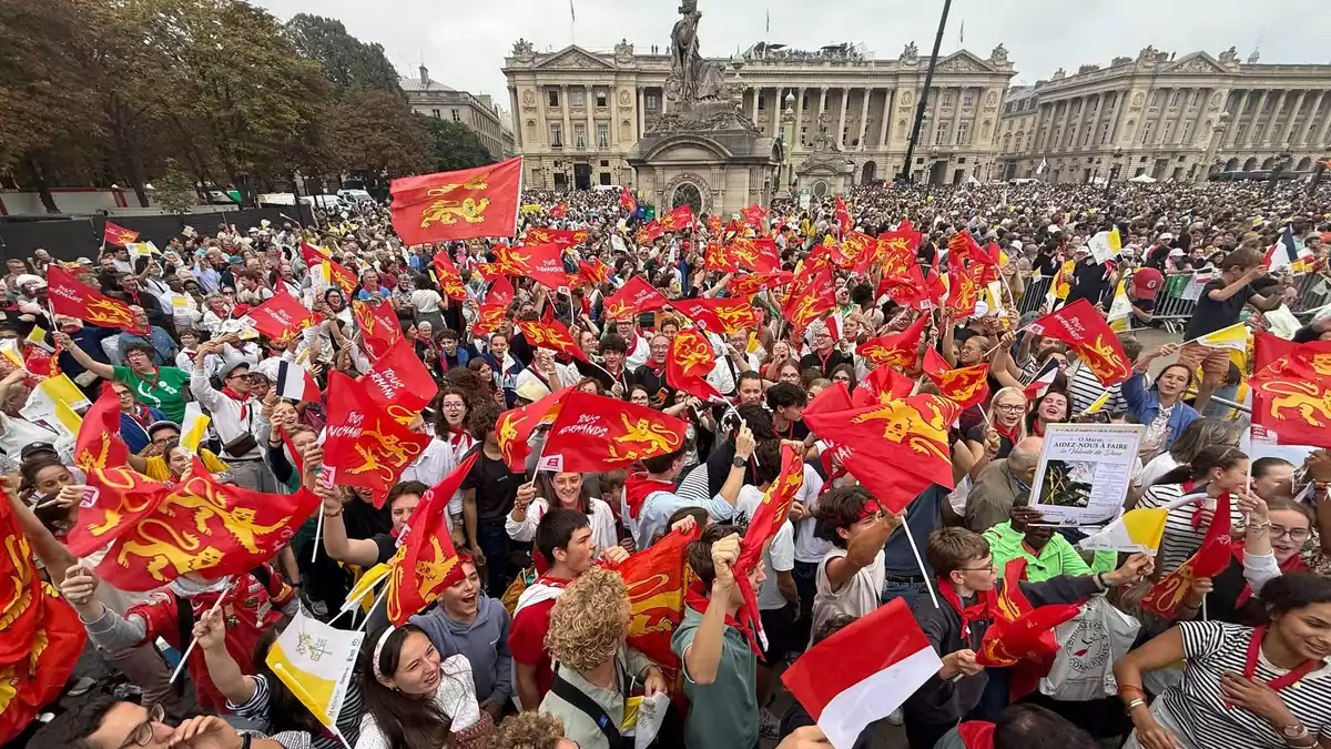 Die Vorfreude bei den wartenden Menschen ist groß. - Bild: Christoph Sator/dpa